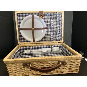Wicker Picnic Basket Service For 4 Excellent Condition NEW